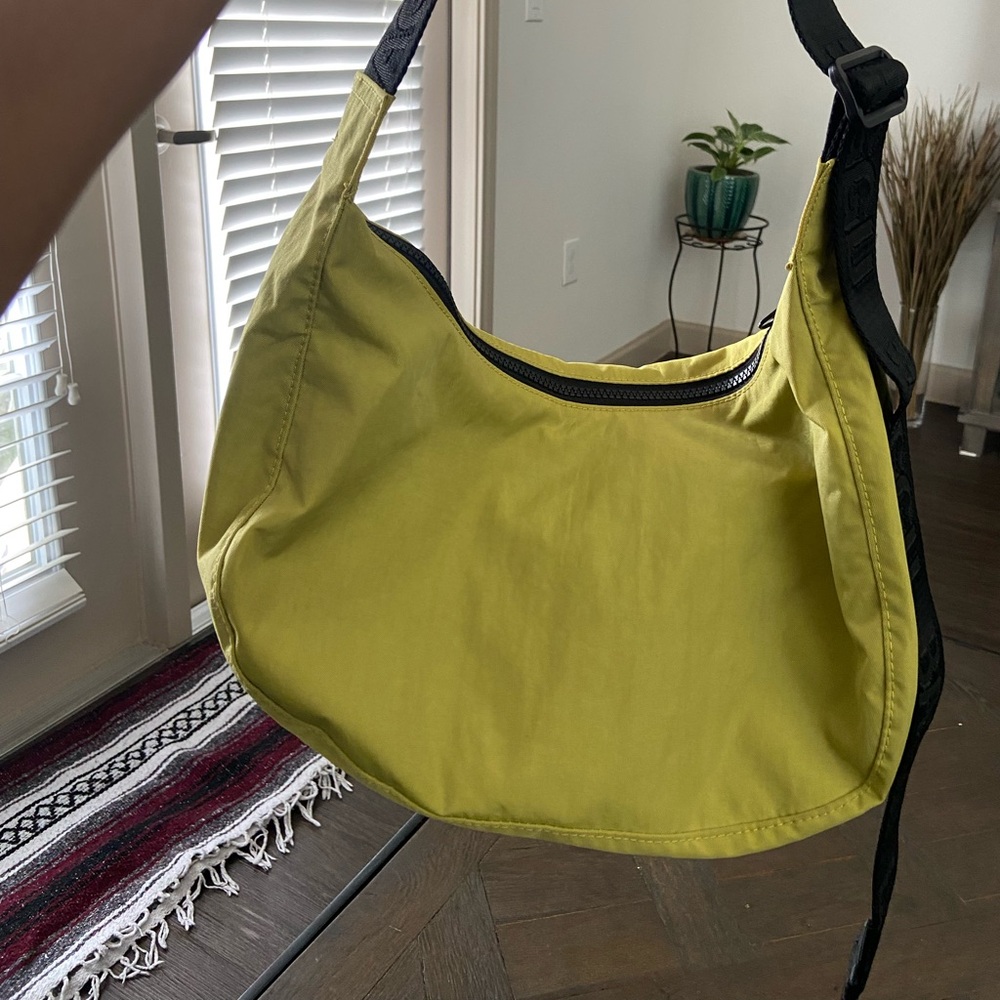 Baggu medium crescent bag in Lemongrass